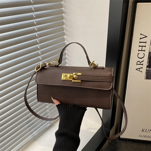 Sac à main en cuir marron foncé avec boucle dorée et texture grainée style Kelly chic