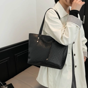 Borsa tote in pelle nera con trama e manici lunghi ideale per il pendolarismo urbano