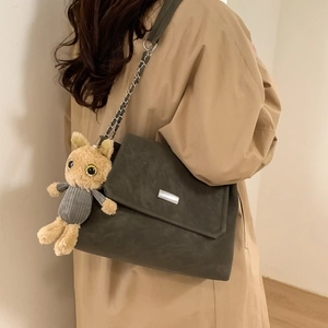 Borsa tote chic in camoscio grigio scuro con catena in metallo e ciondolo di peluche