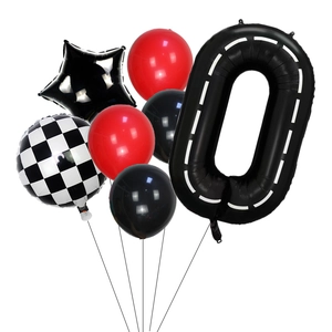 Set palloncini festa a tema corse con numero zero e motivi a scacchi neri e bianchi