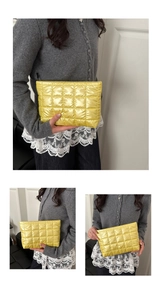 Dettaglio di una pochette trapuntata giallo acceso con texture morbida e lucida