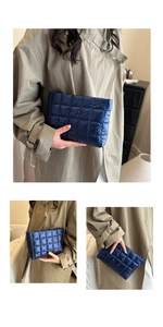 Dettaglio della pochette trapuntata blu navy con design minimalista in nylon imbottito