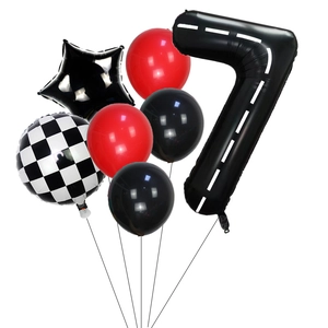 Set compleanno corse con numero 7 motivo stradale e palloncini a bandiera a scacchi