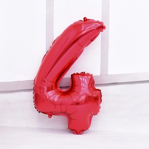 Vue détaillée d'un ballon en aluminium rouge numéro 4 pour décoration d'anniversaire