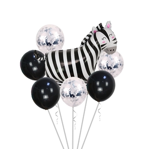 Details von Zebra-Folienballon mit schwarzen Latexballons und Silberkonfetti für Feiern