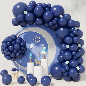 Détail d'une arche de ballons bleus macaron avec fleurs et décors de fête élégants
