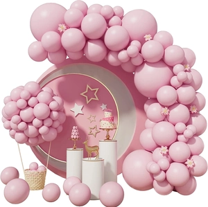 Arche de ballons macaron rose et doré avec décor de lune pour fête romantique