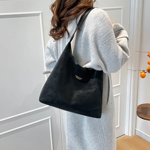 Sac fourre-tout rétro en daim noir avec lettrage doré porté à l'épaule pour femme