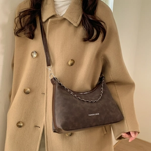 Sac à bandoulière demi-lune marron avec chaîne en métal pour la mode hivernale féminine