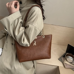 Sac fourre-tout vintage en cuir marron avec pendentif cerf et bandoulière dorée