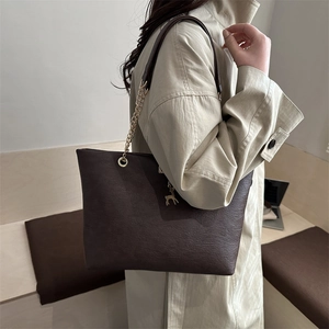 Sac fourre-tout chic en cuir marron foncé avec chaîne dorée et pendentif cerf