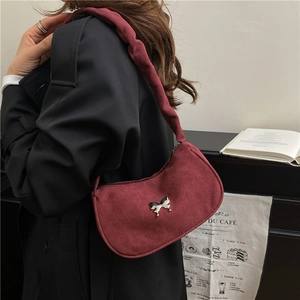 Sac sous le bras élégant en velours bordeaux avec nœud papillon métallique chic