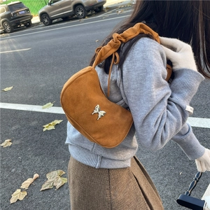 Sac hobo en daim caramel avec boucle papillon argentée et bandoulière froncée