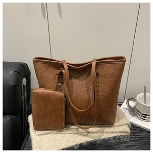 Vista detallada de un conjunto de bolso tote de cuero sintético marrón con bolsa con cremallera