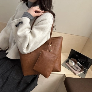 Bolso tote grande retro marrón con estuche de cremallera en un entorno de estilo de vida