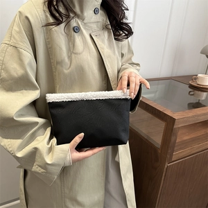 Borsa a tracolla retrò in finta pelle scamosciata nera con bordo in pile bianco e zip