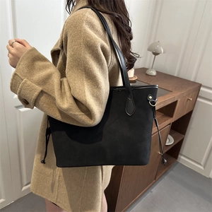 Sac fourre-tout noir minimaliste en cuir mat pour femmes, grand sac à bandoulière chic
