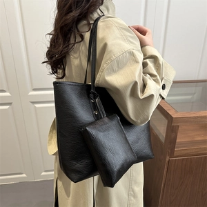 Bolso tote negro minimalista de gran capacidad con estuche a juego colgado al hombro
