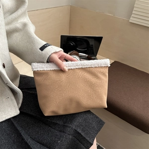 Borsa a mano retrò in camoscio kaki con bordo in lana di agnello bianca stile autunnale