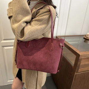 Sac cabas vintage bordeaux en daim avec cordon de serrage et anneau doré pour le bureau