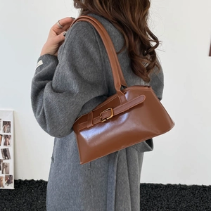 Sac fourre-tout marron foncé au design français avec boucle élégante en suédine