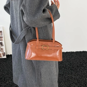 Sac à main sous l'aisselle en similicuir caramel avec boucle dorée pour femme chic
