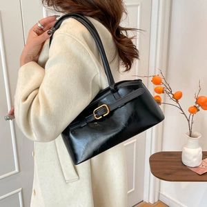 Sac à bandoulière noir minimaliste de style français avec boucle dorée élégante