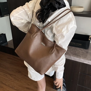 Borsa tote marrone in pelle martellata con placca metallica per il look quotidiano donna