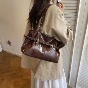 Borsa a spalla in pelle cerata marrone da donna abbinata a un blazer casual elegante