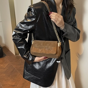 Borsa a tracolla minimalista in pelle scamosciata marrone con catena dorata e cuciture
