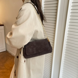Borsa a tracolla minimalista in pelle scamosciata marrone scuro con catena dorata e cuciture
