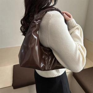 Sac à main en cuir verni marron pour femme avec un design minimaliste élégant