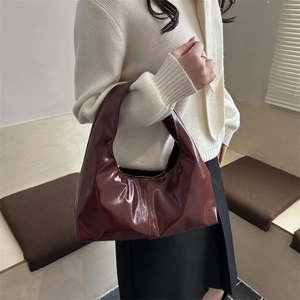 Sac fourre-tout à l'épaule en cuir brillant marron rouge foncé à la mode