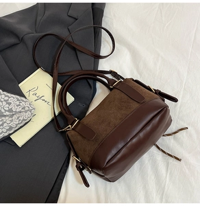 Detailansicht der kaffeebraunen Boston-Tasche aus gemischtem Leder mit Goldbeschlägen
