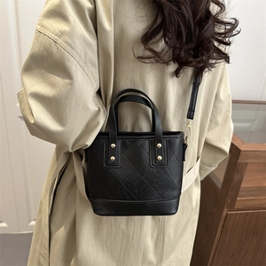 Sac seau vintage matelassé pour femmes avec rivets dorés et bandoulière réglable chic