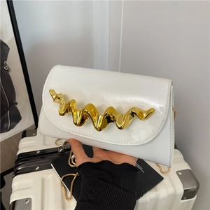 Sac Bandoulière en Cuir Verni PU à Décoration Métallique Ondulée pour Femme Sac de Soirée à Chaîne Dorée Artistique