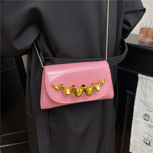 Sac de soirée rose en cuir verni brillant avec boucle dorée ondulée et bandoulière chaîne