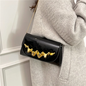 Elegante schwarze Lackleder-Abendtasche mit goldener Wellenverzierung und Kette
