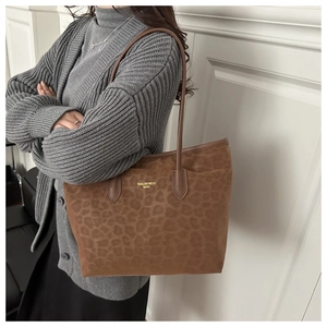 Détail du sac cabas à imprimé léopard avec de longues anses pour le transport quotidien