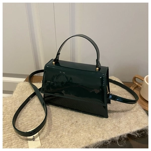 Détails du sac à main en cuir verni vert foncé avec finition brillante et fermoirs dorés