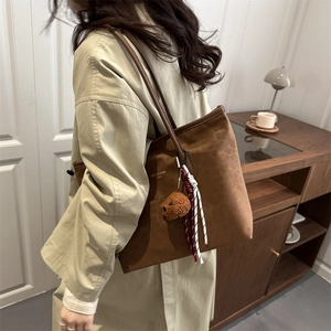 Sac cabas rétro en daim marron à grande capacité avec breloques d'ours en peluche mignon