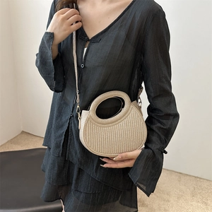 Sac à main tissé champagne élégant avec boucles dorées et bandoulière pour femme