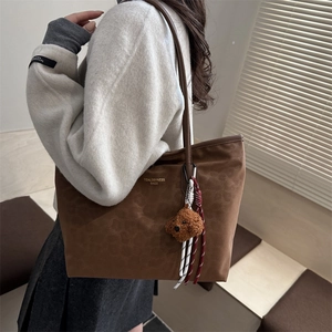 Grand sac cabas vintage marron pour femme avec pendentif ours et bandoulière chic