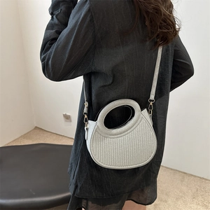 Sac à main demi-lune argenté métallisé avec texture verticale et bandoulière amovible