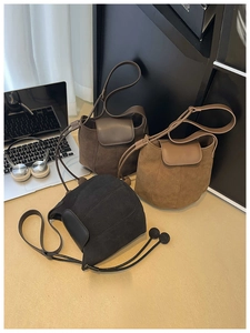 Drei matte Leder-Eimertaschen in Schwarz, Kaffee und Braun mit dekorativen Kordelzügen