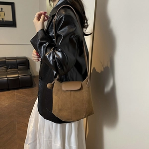 Braune Wildleder Beuteltasche mit Schultergurt und Kugelanhänger für Damen im Retro-Stil