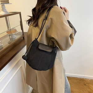 Schwarze Retro-Kürbis-Beuteltasche aus mattem Wildleder mit Kordelzug und Schulterriemen