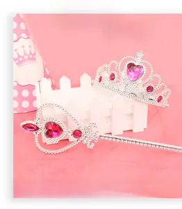 Nahaufnahme von silbernem Prinzessinnen-Kronenset mit rosa herzförmigen Edelsteinen