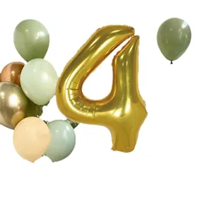 Geburtstagsdeko-Set mit großer goldener Zahl 4 und avocado-grünen Latexballons als Set