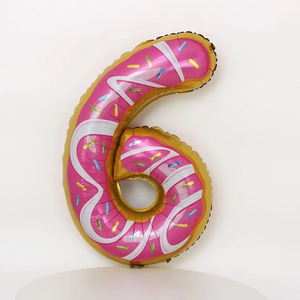 Détail d'un ballon en aluminium chiffre 6 thème donut avec glaçage rose et pépites